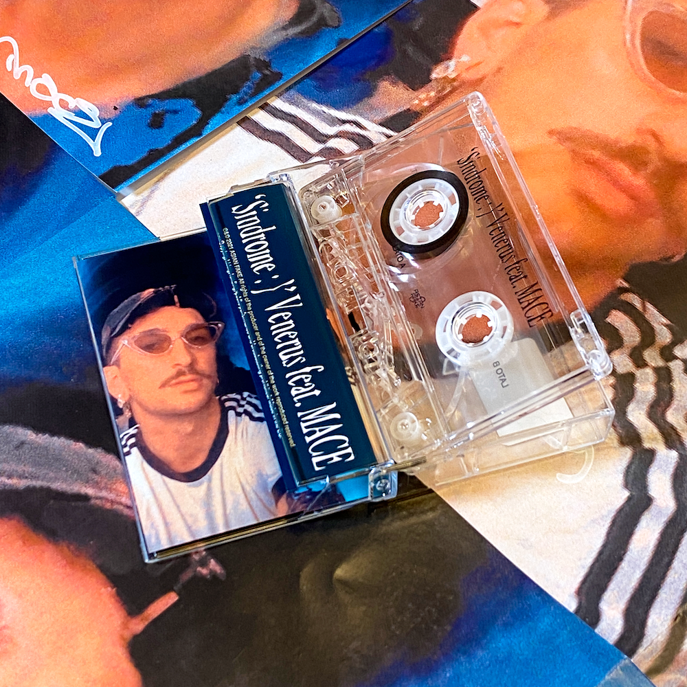 La tape di Sindrome fa parte del pack in edizione limitato disponibile in esclusiva sullo store di Asian Fake 